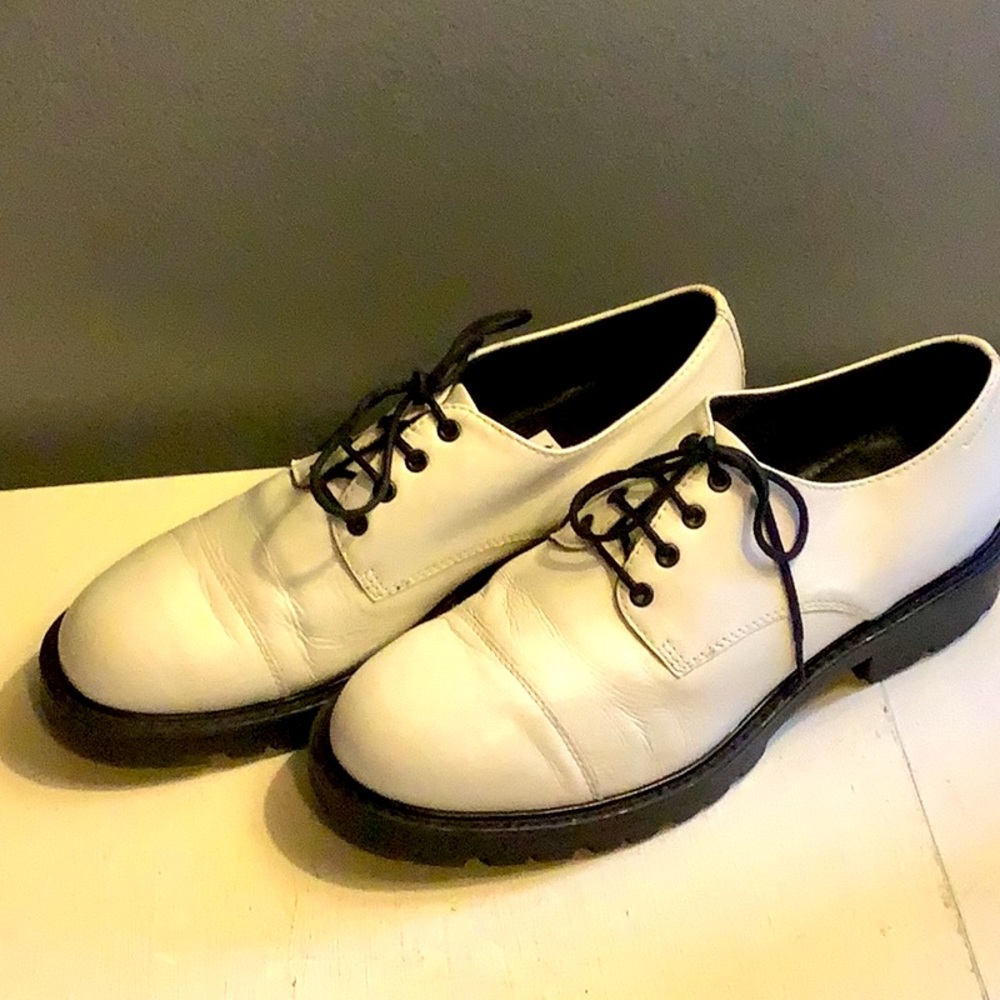Vagabond white lace up Oxfords.